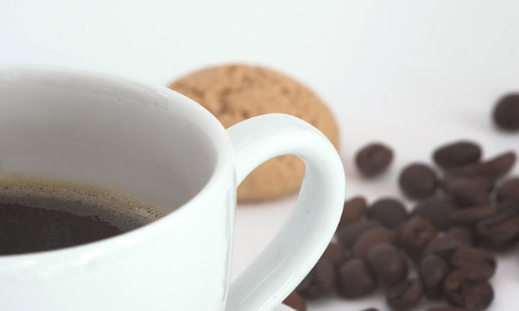 Kaffee und Kaffeebohnen