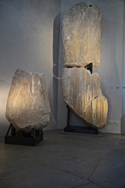 Menhir (mostra permanente nel Castello di Silandro)